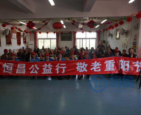 活動結(jié)束后志愿者和老人合影留念