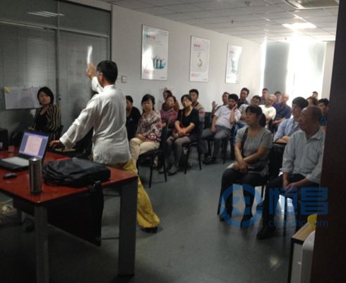 趙碧老師表演太極動作