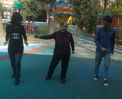 南京志愿者關愛行動:走進老年照料中心