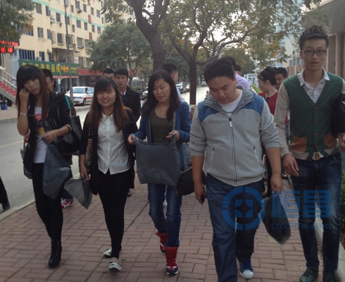 你扔下的是垃圾,我揀起的是美德