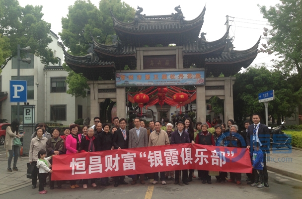 大家在東坡公園門口合影留念