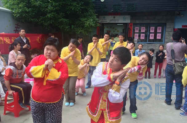 合肥“陽(yáng)光家園”的小朋友們正在用手語(yǔ)給大家表演《感恩的心》。