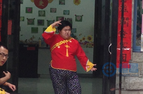 隨后孩子們都將各自精心準(zhǔn)備的節(jié)目一一進(jìn)行表演。