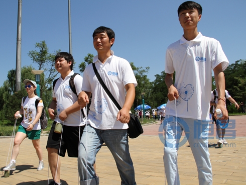 恒昌志愿者們正在體驗特殊人群“肢殘”步行狀態 恒昌志愿者們正在體驗特殊人群“肢殘”步行狀態