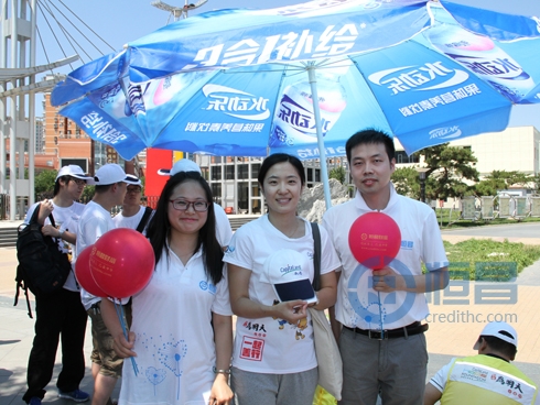 恒昌志愿者向短道速滑世界冠軍劉秋宏(右二)送上恒昌“愛心氣球” 恒昌志愿者向短道速滑世界冠軍劉秋宏(右二)送上恒昌“愛心氣球”