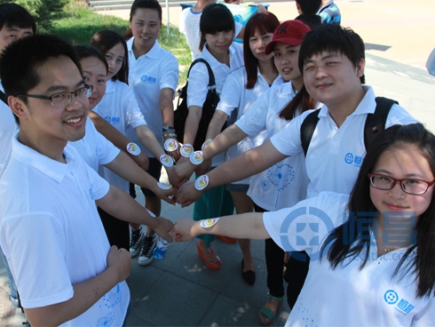 恒昌志愿者完成體驗式步行展示“圖標”合影 恒昌志愿者完成體驗式步行展示“圖標”合影