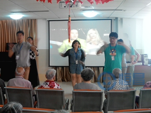 圖為員工為老人們跳小蘋果的舞蹈 圖為員工為老人們跳小蘋果的舞蹈