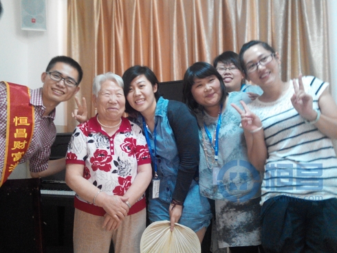 恒昌志愿者們同福利院的奶奶合照 恒昌志愿者們同福利院的奶奶合照