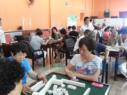 比賽正在如火如荼的進行,工作人員也在盡心盡力的為比賽老人們服務 比賽正在如火如荼的進行,工作人員也在盡心盡力的為比賽老人們服務