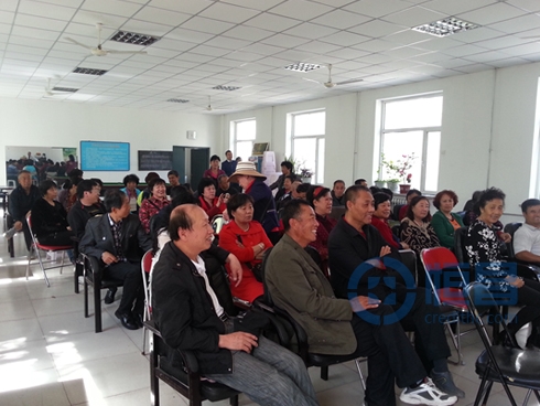 老人們認真聽講,現(xiàn)場氣氛良好 老人們認真聽講,現(xiàn)場氣氛良好