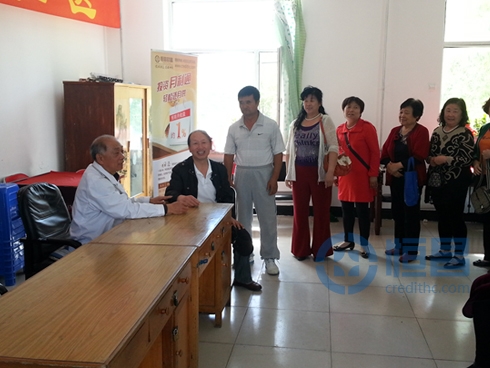 老人們按秩序咨詢老年保健問題 老人們按秩序咨詢老年保健問題