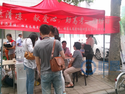 現場來體檢的考生家長