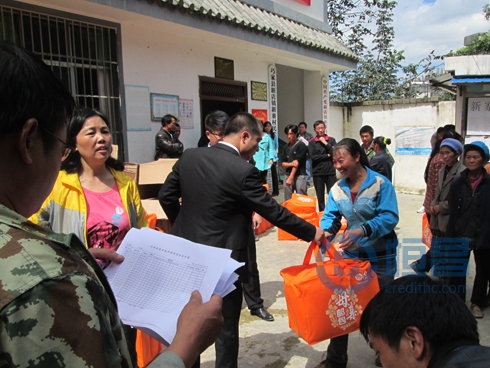 魯甸地震”母親家庭郵包”發放儀式隆重舉辦.jpg 魯甸地震”母親家庭郵包”發放儀式隆重舉辦.jpg