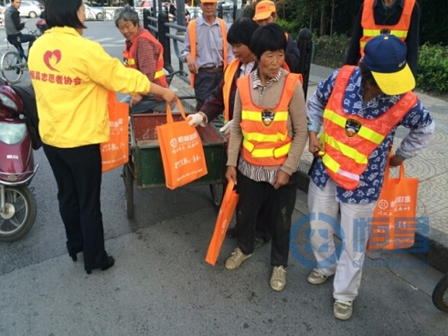 感恩慰問城市美容師共建美好家園.jpg 感恩慰問城市美容師共建美好家園.jpg