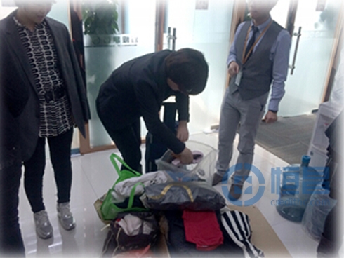 天津為康定災(zāi)區(qū)捐贈御寒冬衣.jpg 天津為康定災(zāi)區(qū)捐贈御寒冬衣.jpg