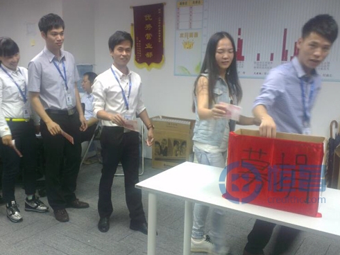 海口分公司為尹修赫捐款.jpg 海口分公司為尹修赫捐款.jpg