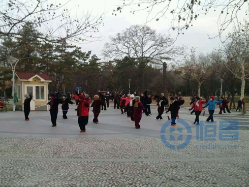 青島第三分公司舉辦特色廣場舞活動