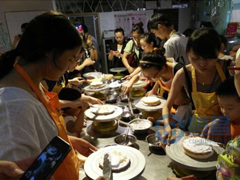 寧波第一分公司舉辦金秋送祝福親子DIY活動