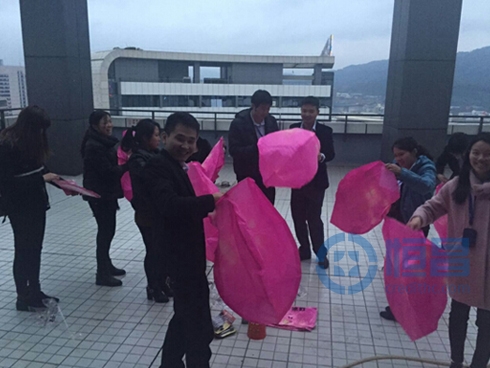 龍巖分公司舉行元宵節放飛孔明燈活動 龍巖分公司舉行元宵節放飛孔明燈活動