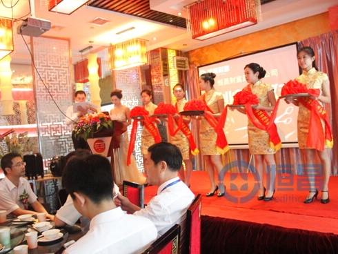 領(lǐng)導(dǎo)們共同為武漢分公司開業(yè)剪彩