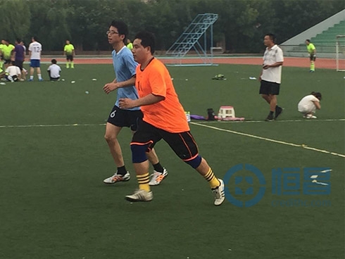 東營第一分公司與墾利縣政府聯(lián)合舉行足球比賽 東營第一分公司與墾利縣政府聯(lián)合舉行足球比賽