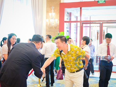 恒昌公司高管在會(huì)場(chǎng)門(mén)口熱情迎接客戶