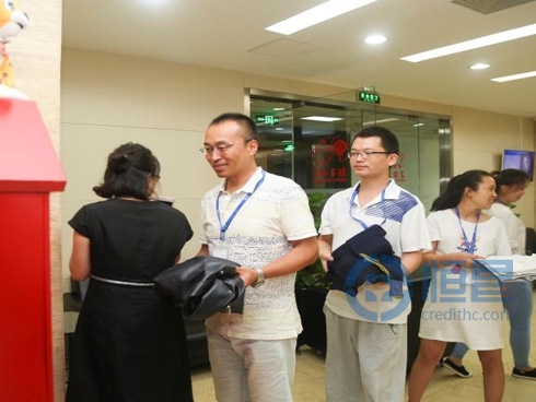 衣物捐獻溫暖箱開箱前，恒昌員工們踴躍進行舊衣捐獻